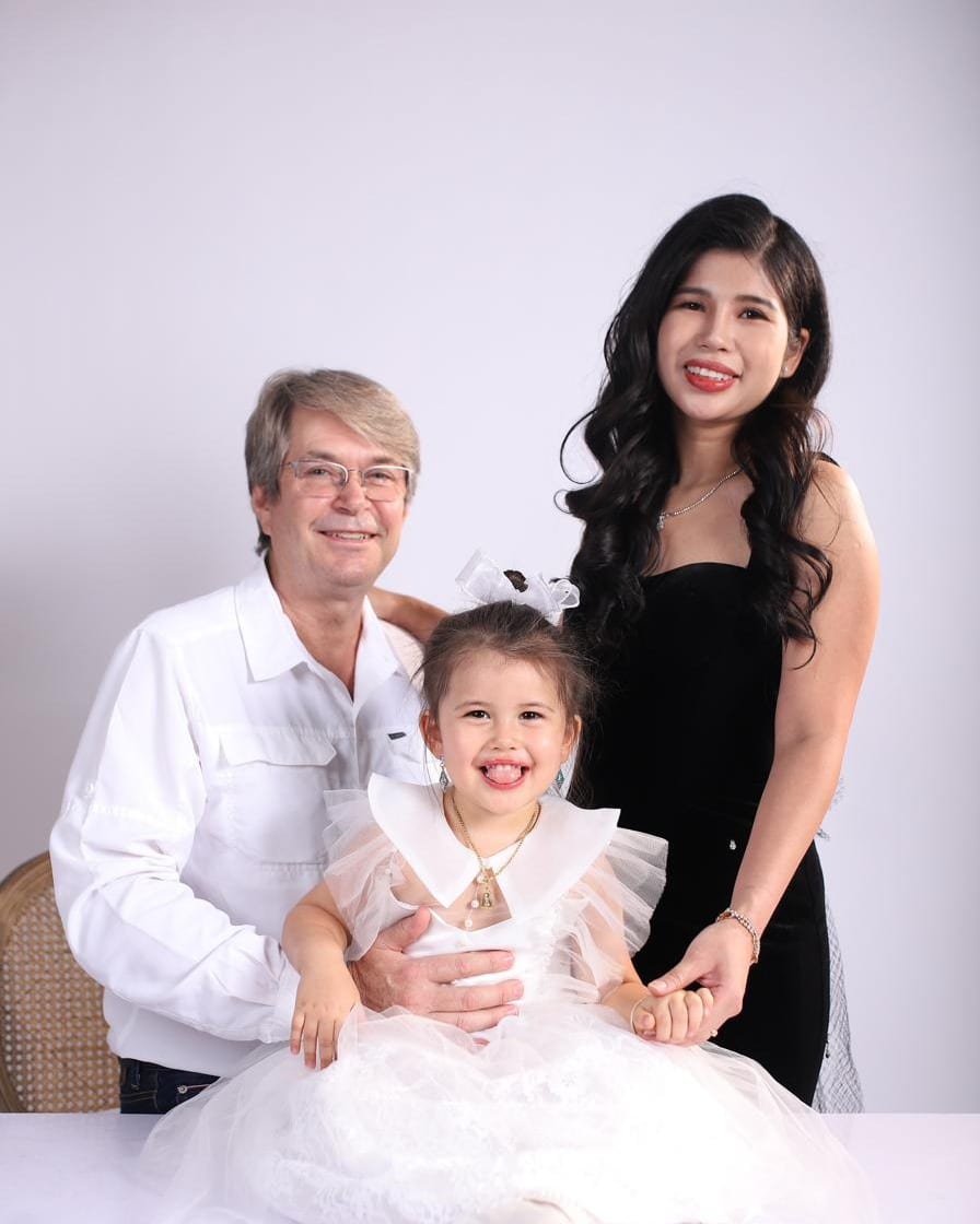 Mike Gordon with his wife Trang and daughter Kila — an American family living in Bangkok, Thailand